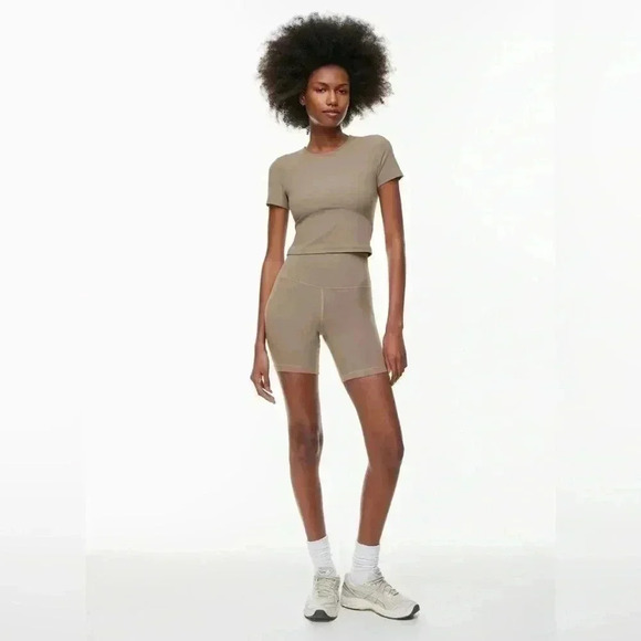 ARITZIA TNA BUTTER Cheeky Hi-Rise 7" Short Size XXS (colorway sold out online) - Picture 1 of 6